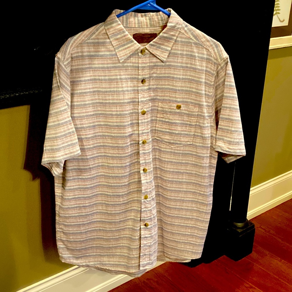 Clearwater outfitters men’s short sleeve casual/dress shirt. Size L.